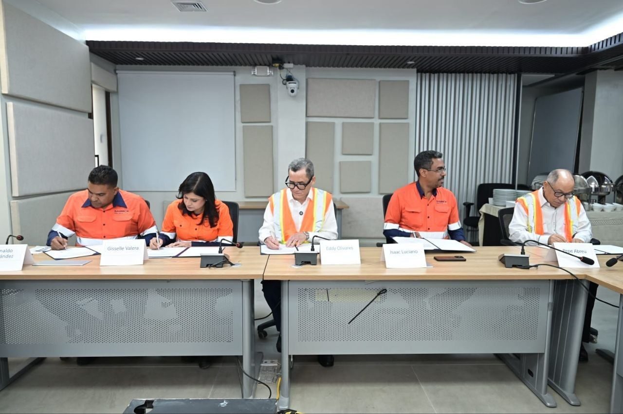 Barrick Pueblo Viejo y su sindicato firman tercer convenio colectivo para más de 1,800 empleados