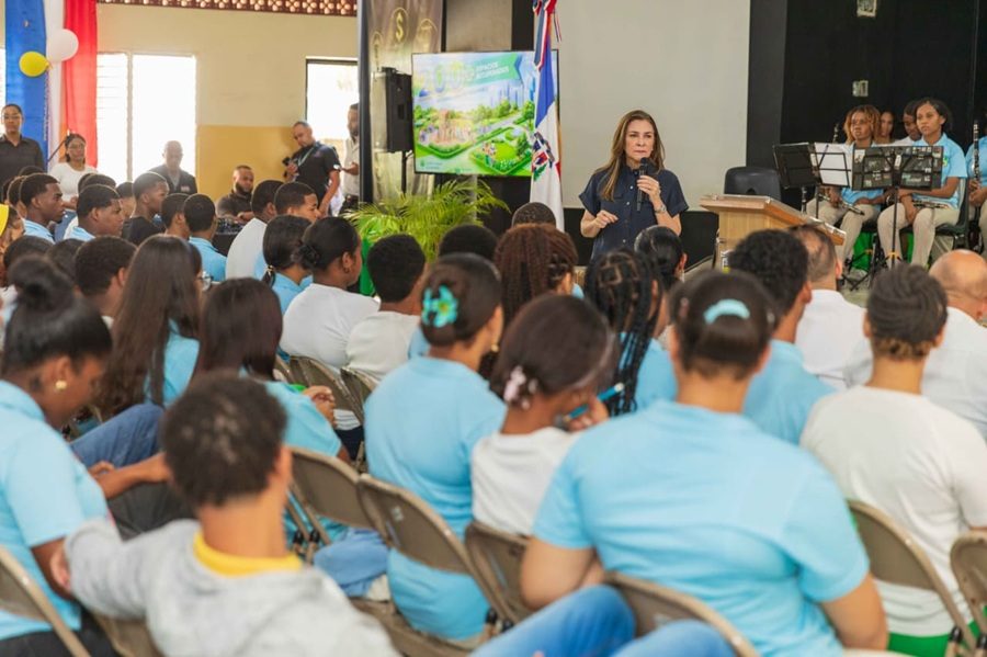 Carolina Mejía orienta a estudiantes de Gualey sobre medioambiente y manejo de residuos sólidos