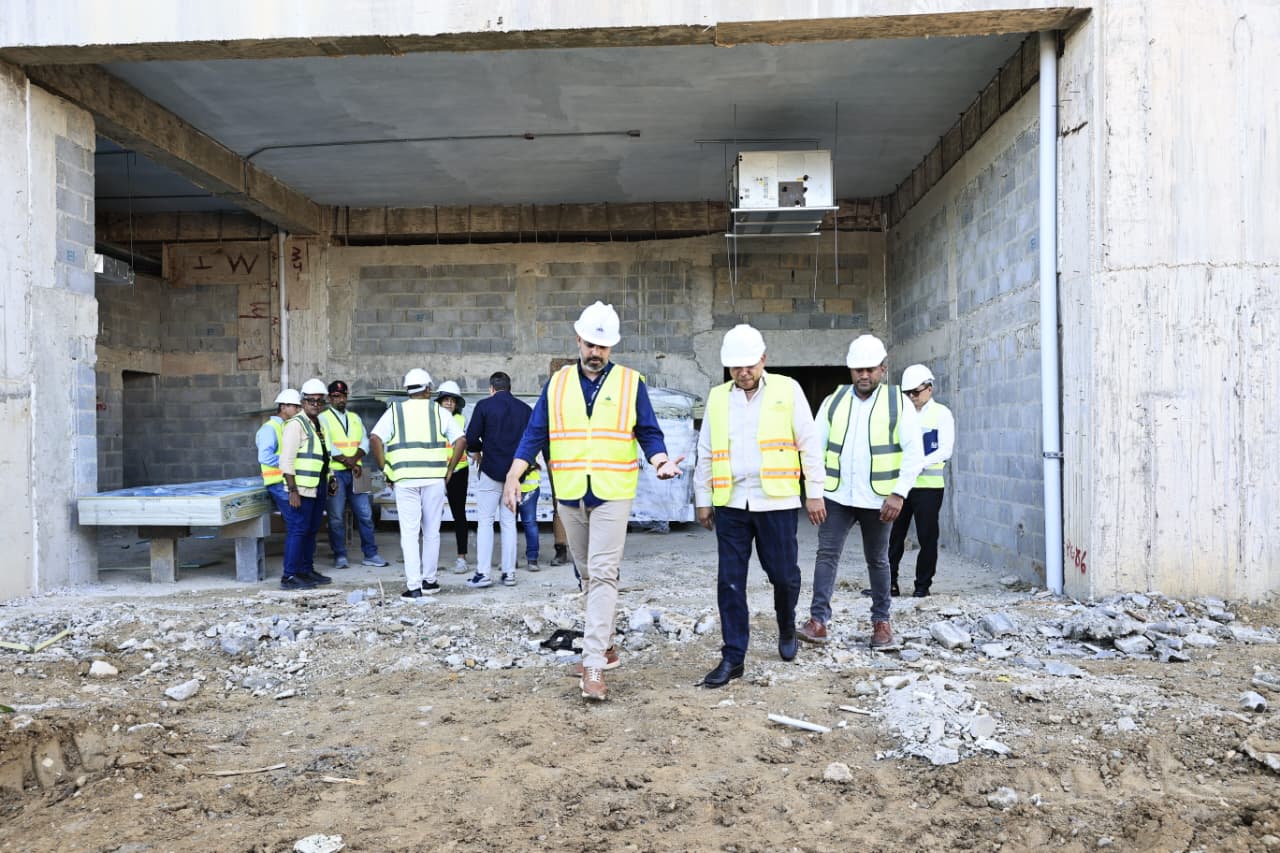 Landrón supervisa obras de hospitales en Azua y San Cristóbal y pide un informe técnico