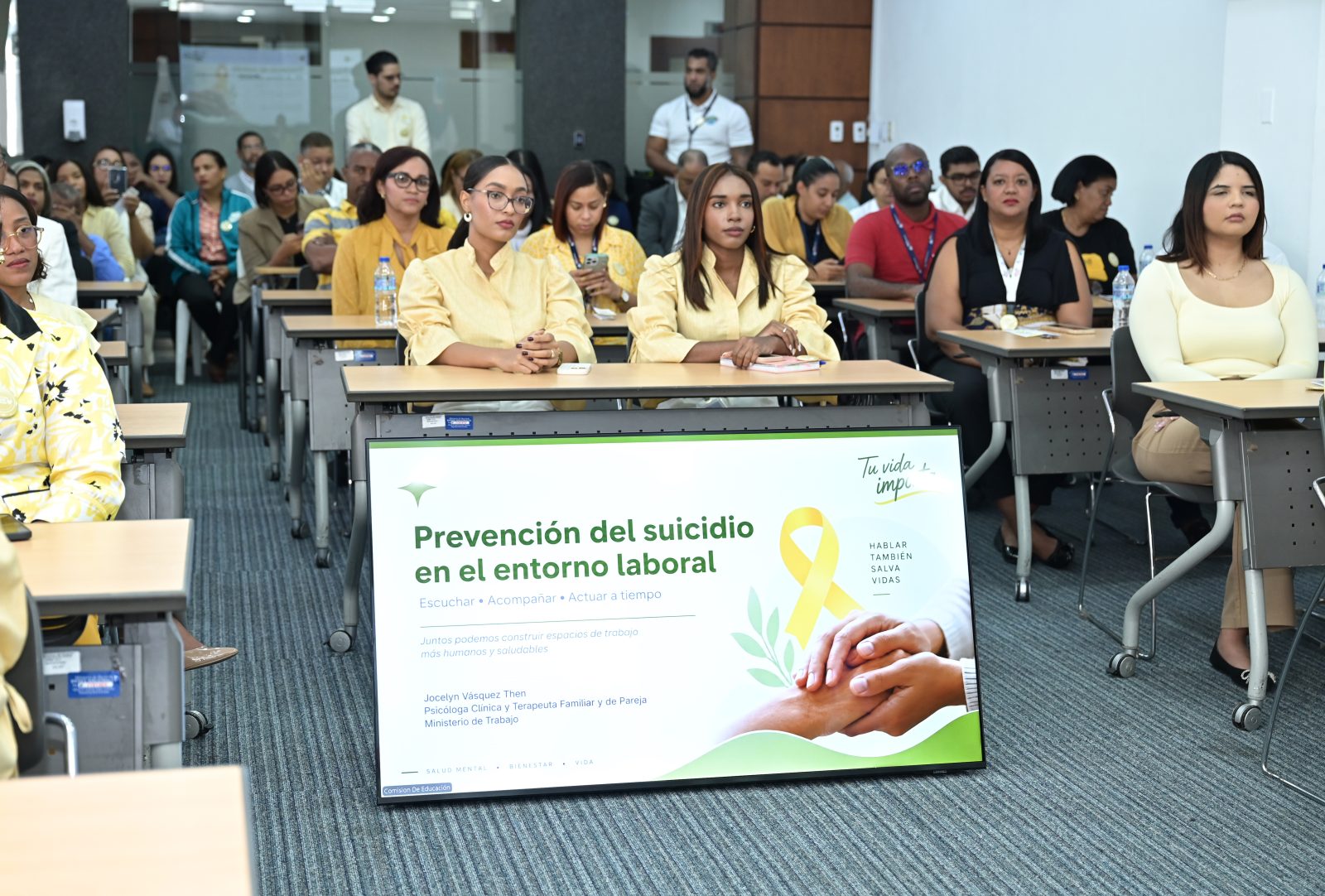 Ministerio de Trabajo ofrece charla sobre autocuidado y prevención del suicidio a sus empleados