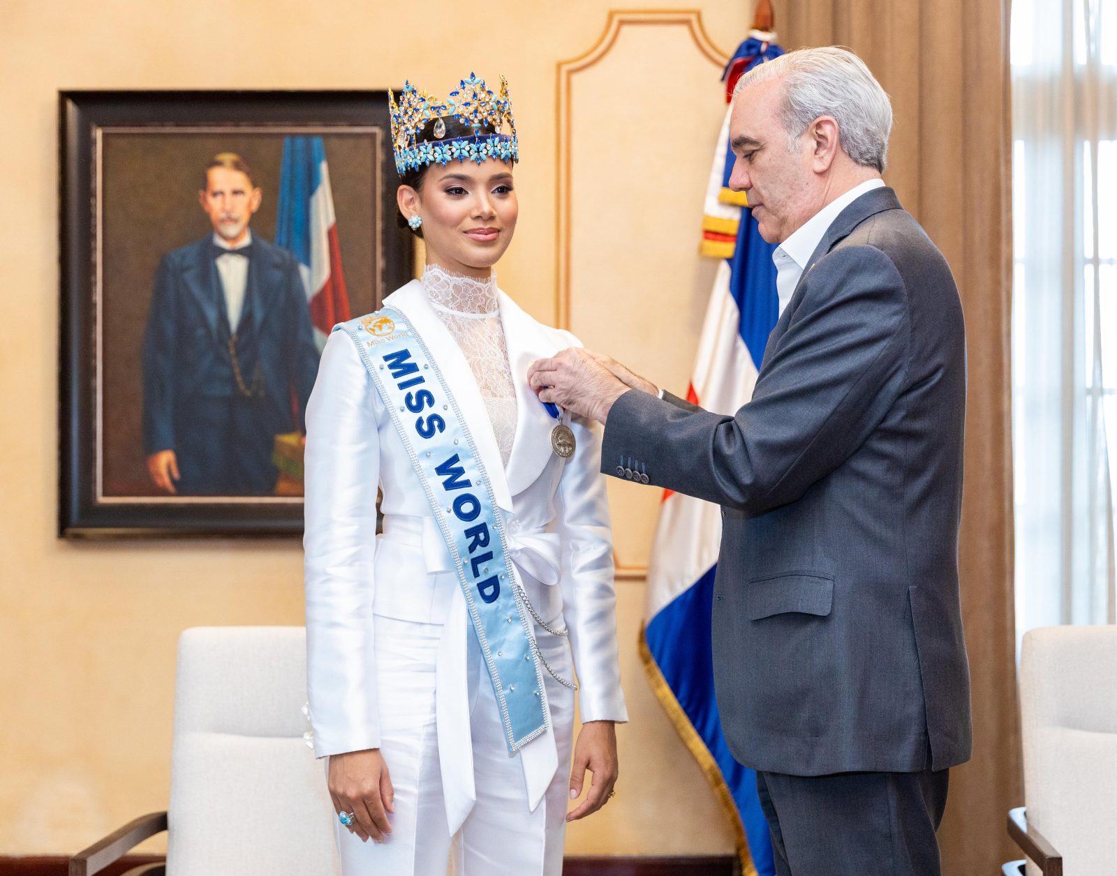 Abinader recibe en el Palacio Nacional a Joheirry Mola, Miss Mundo 2026, y le otorga la Medalla al Mérito Civil