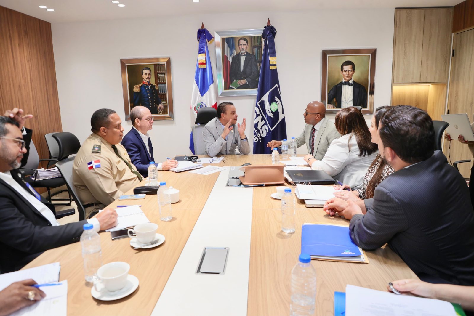 SNS y Colegio Médico Dominicano acuerdan plan piloto de seguridad y diálogo previo a paros