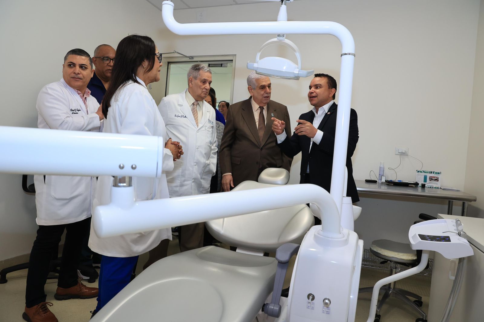 SNS equipa ocho hospitales con tomógrafos y panorámicos dentales por más de RD$63 millones