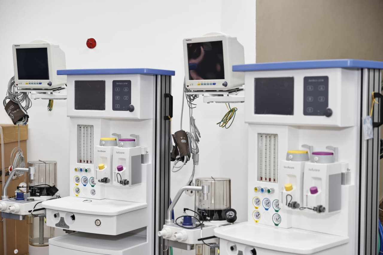 SNS entrega equipos de Rayos X y máquinas de anestesia al hospital Darío Contreras