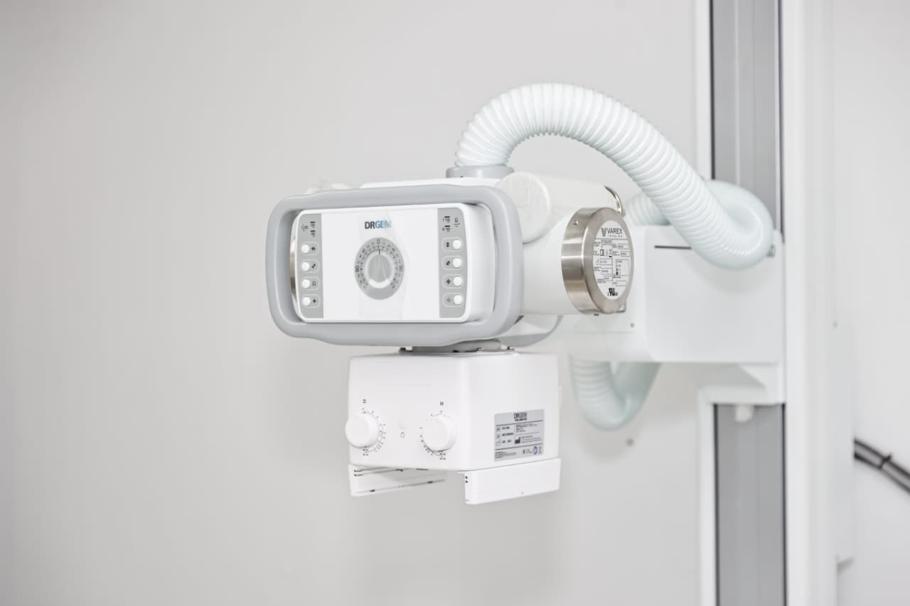 SNS entrega equipos de Rayos X y máquinas de anestesia al hospital Darío Contreras