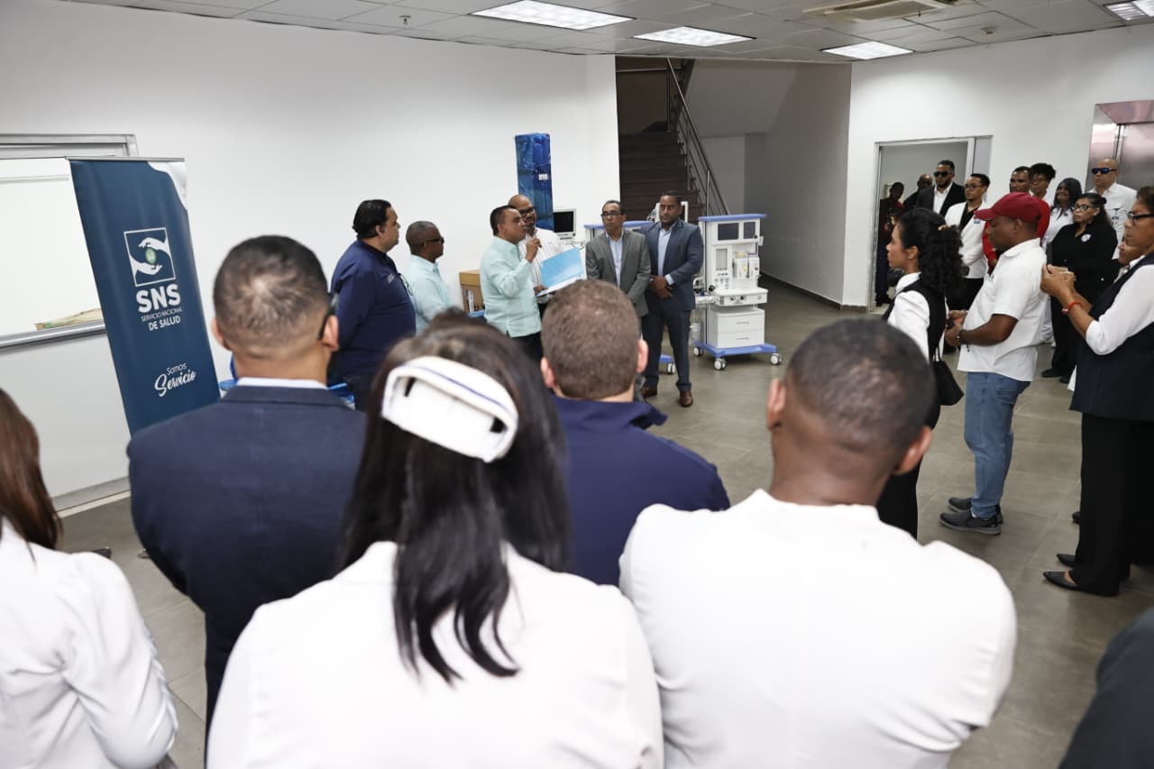 SNS entrega equipos de Rayos X y máquinas de anestesia al hospital Darío Contreras