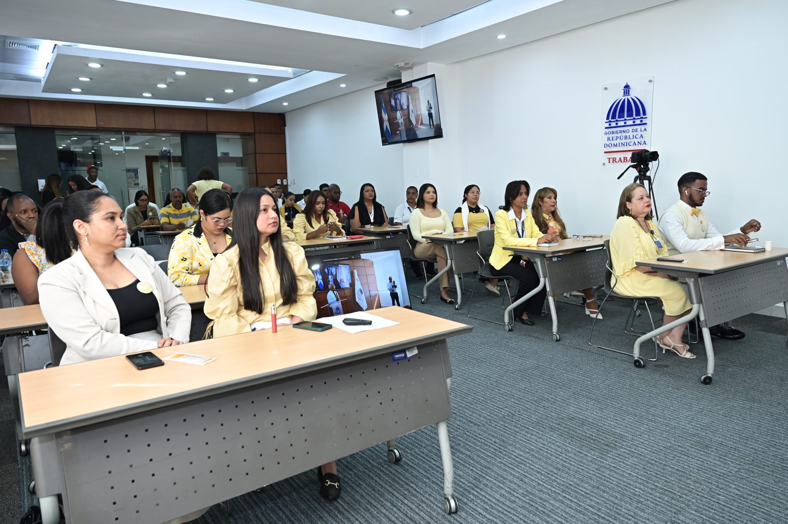 Ministerio de Trabajo ofrece charla sobre autocuidado y prevención del suicidio a sus empleados