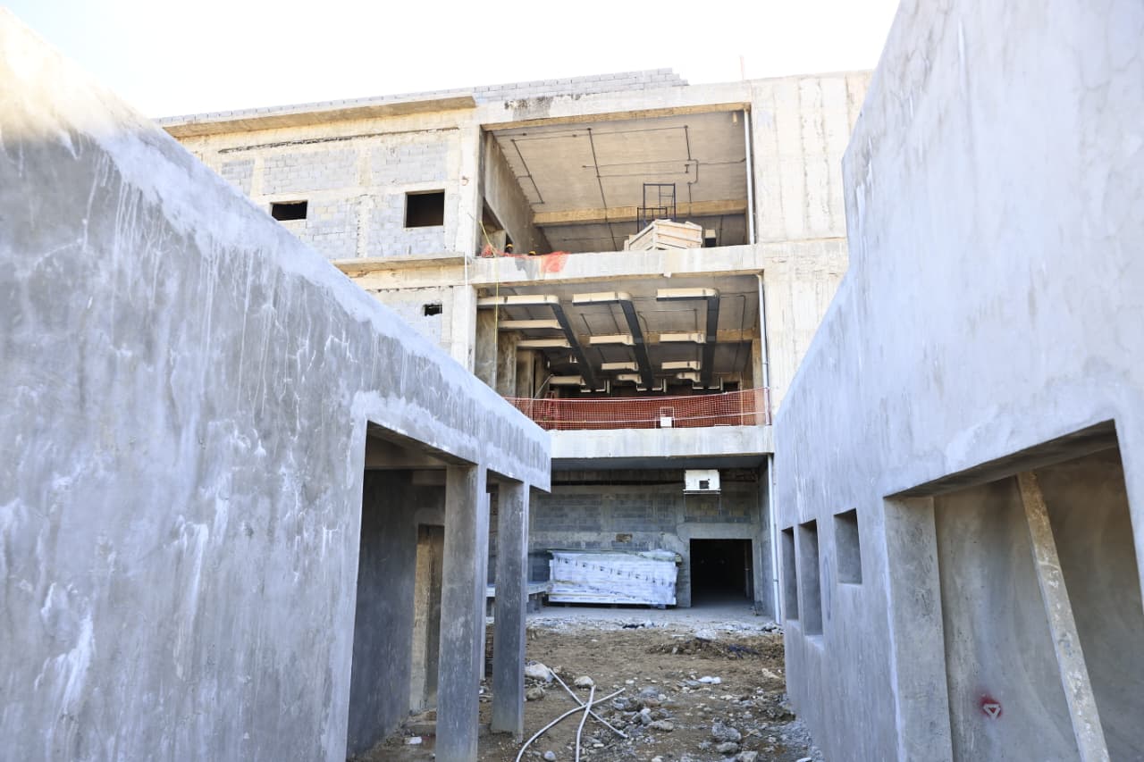 Landrón supervisa obras de hospitales en Azua y San Cristóbal y pide un informe técnico