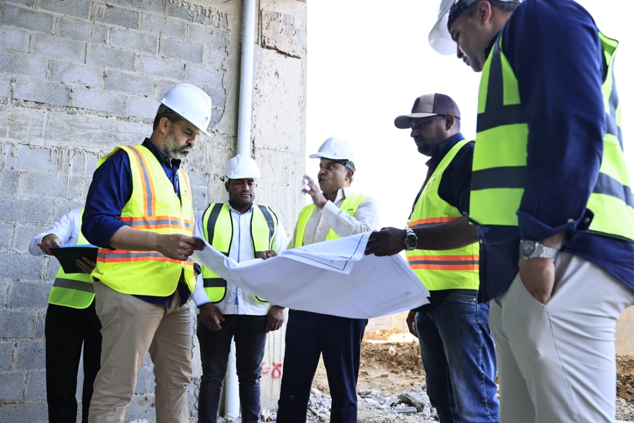 Landrón supervisa obras de hospitales en Azua y San Cristóbal y pide un informe técnico