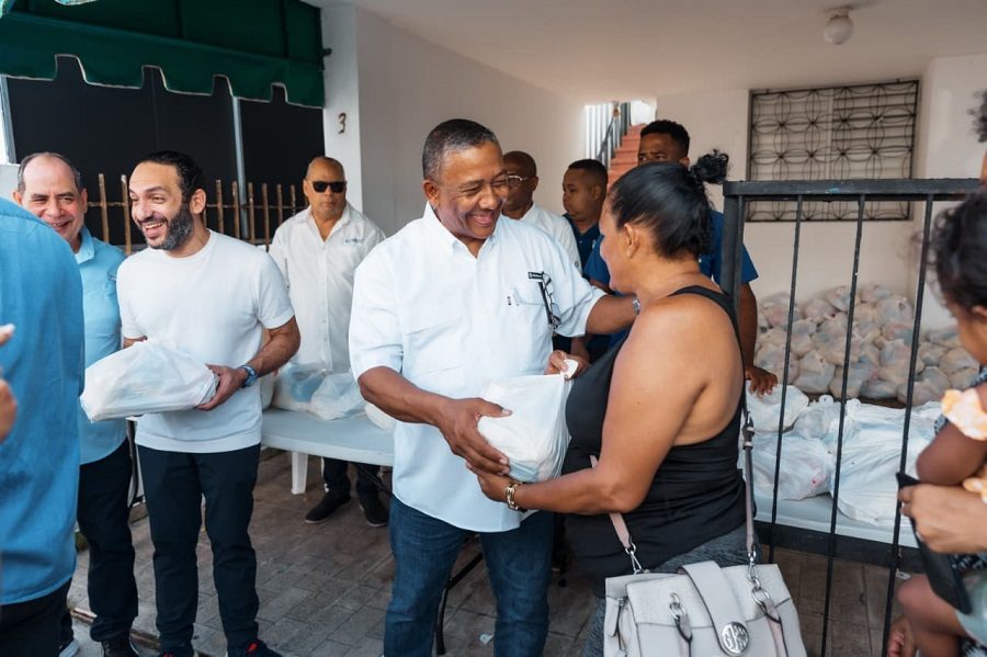 Alcaldía del DN ofrece 169 consultas y entrega 550 raciones de alimentos en el sector 30 de Mayo